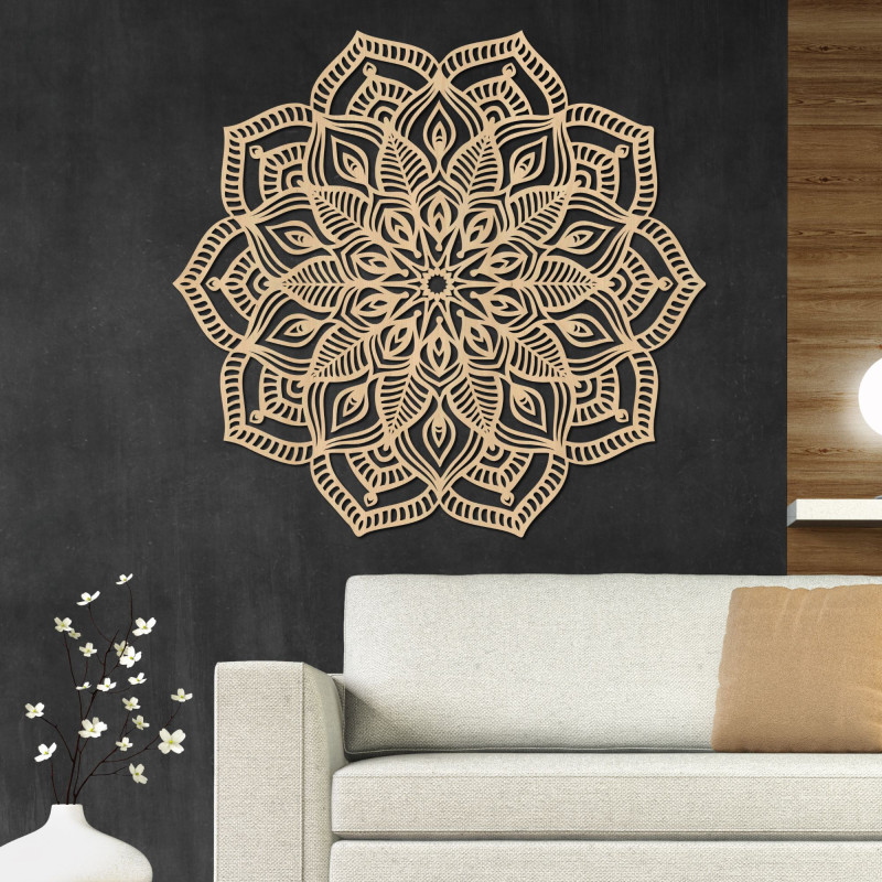 Mandala din lemn pe perete cu un model ornamental detaliat pentru un interior modern