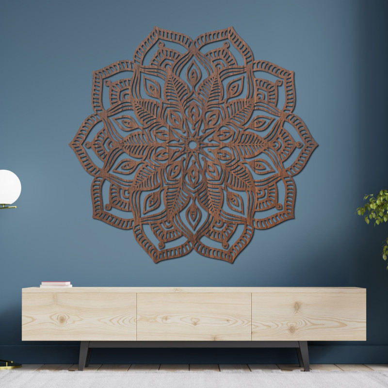 Mandala din lemn pe perete cu un model ornamental detaliat pentru un interior modern