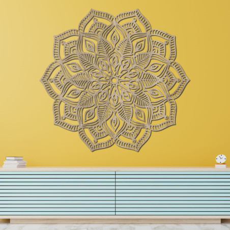 Mandala din lemn pe perete cu un model ornamental detaliat pentru un interior modern