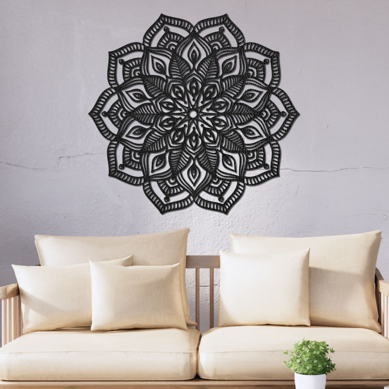 Mandala din lemn pe perete cu un model ornamental detaliat pentru un interior modern