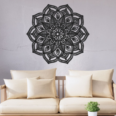 Mandala din lemn pe perete cu un model ornamental detaliat pentru un interior modern
