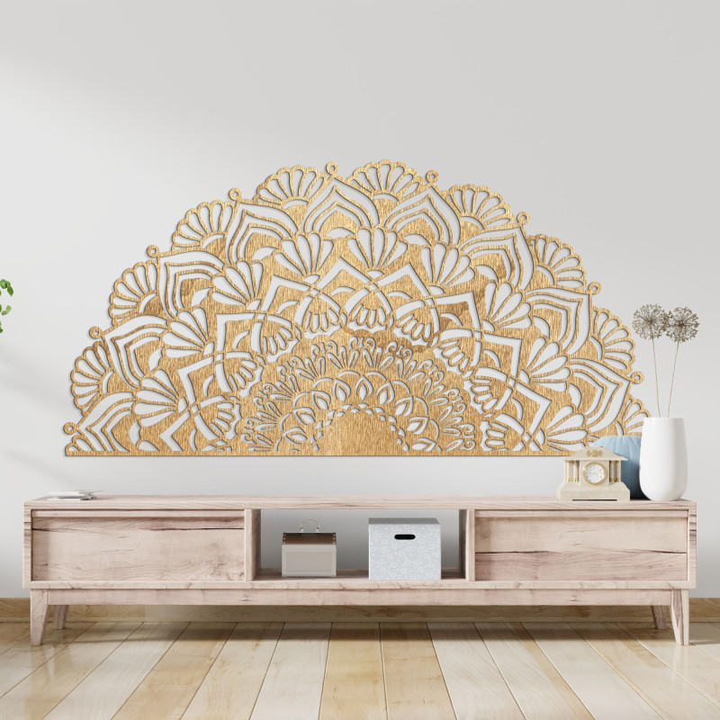 Mandala semicirculară luxoasă din lemn pentru un interior boho elegant.