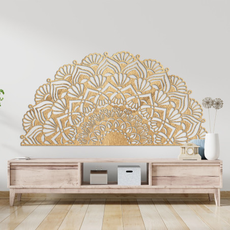 Mandala semicirculară luxoasă din lemn pentru un interior boho elegant.