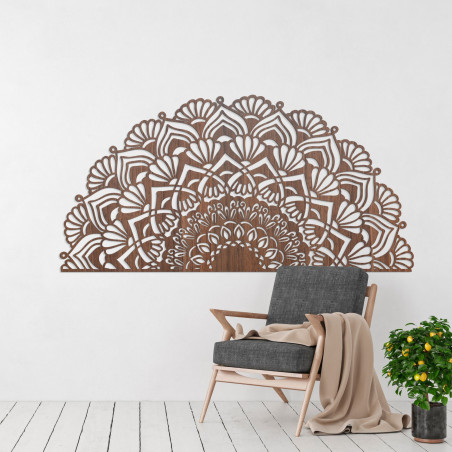 Mandala luxoasă din lemn pe perete într-un interior elegant în stil boho