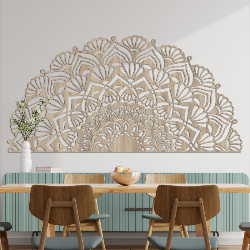 Mandala luxoasă din lemn pe perete într-un interior elegant în stil boho