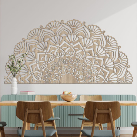 Mandala luxoasă din lemn pe perete într-un interior elegant în stil boho
