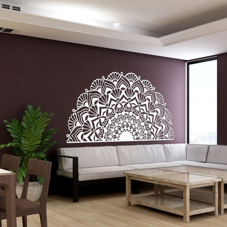 Mandala luxoasă din lemn pe perete într-un interior elegant în stil boho