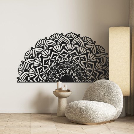 Mandala luxoasă din lemn pe perete într-un interior elegant în stil boho