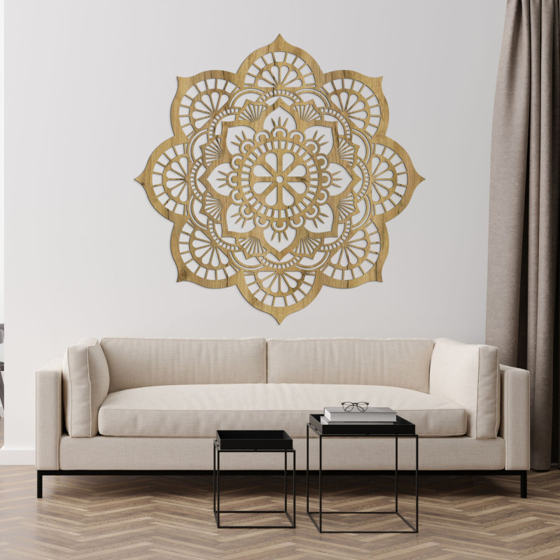 Mandala mare din lemn ca accesoriu elegant deasupra canapelei din sufragerie