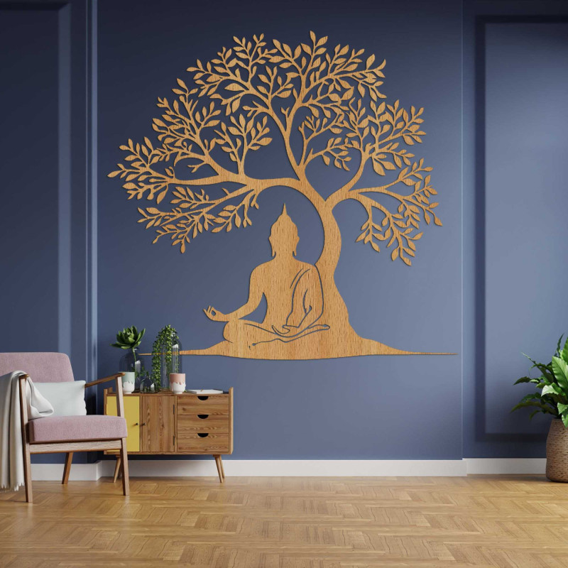 Brad decorativ cu un Buddha meditativ în decor din lemn