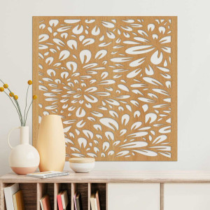 Decorațiune murală din lemn cu un model floral abstract sculptat într-un panou pătrat.