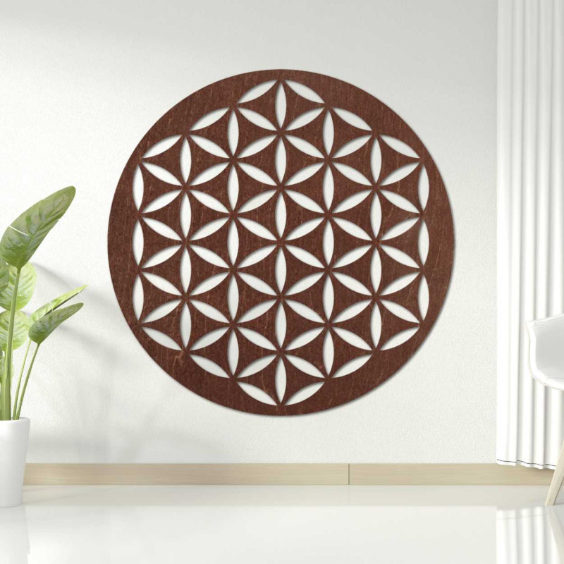 Decorațiune murală din lemn cu un model geometric de floarea vieții, expusă pe un perete deschis la culoare.