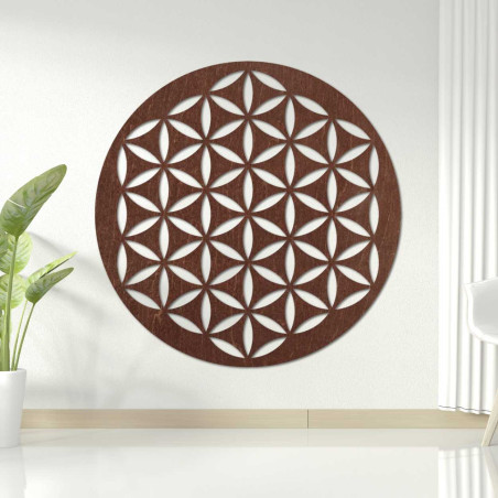 Decorațiune murală din lemn cu un model geometric de floarea vieții, expusă pe un perete deschis la culoare.