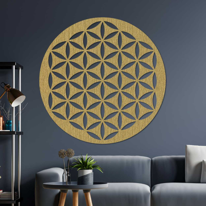 Decorațiune murală din lemn cu un model geometric de floarea vieții, expusă pe un perete deschis la culoare.