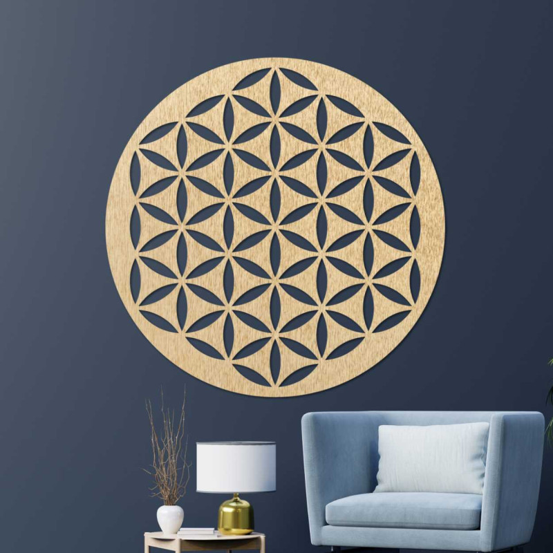 Decorațiune murală din lemn cu un model geometric de floarea vieții, expusă pe un perete deschis la culoare.