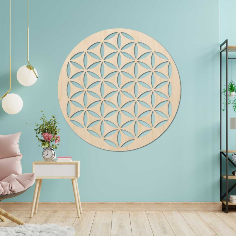 Decorațiune murală din lemn cu un model geometric de floarea vieții, expusă pe un perete deschis la culoare.