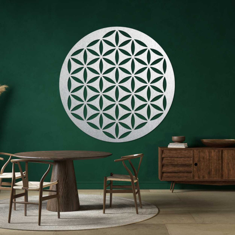 Decorațiune murală din lemn cu un model geometric de floarea vieții, expusă pe un perete deschis la culoare.