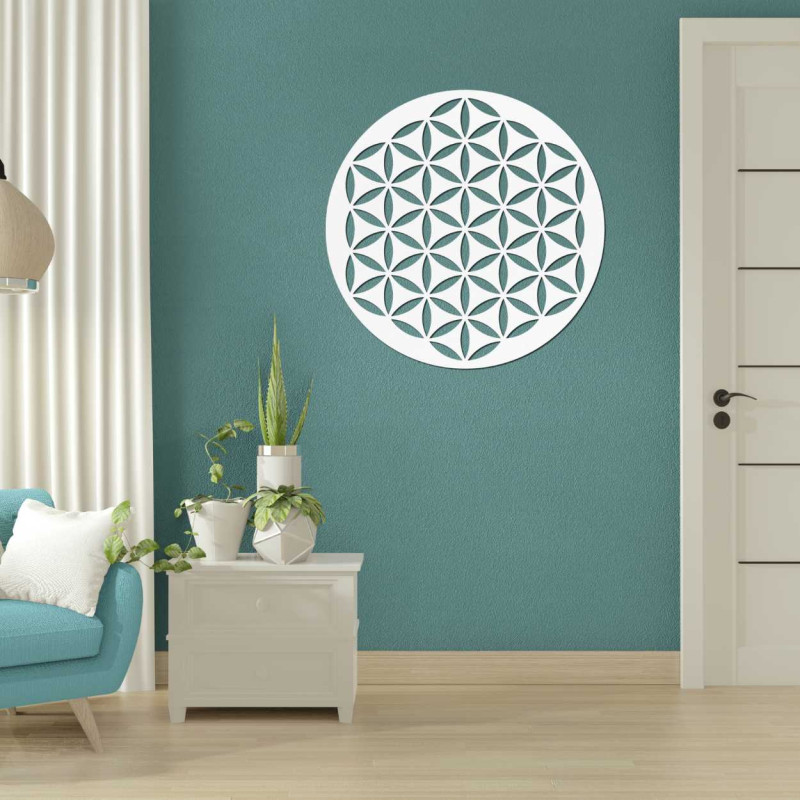 Decorațiune murală din lemn cu un model geometric de floarea vieții, expusă pe un perete deschis la culoare.