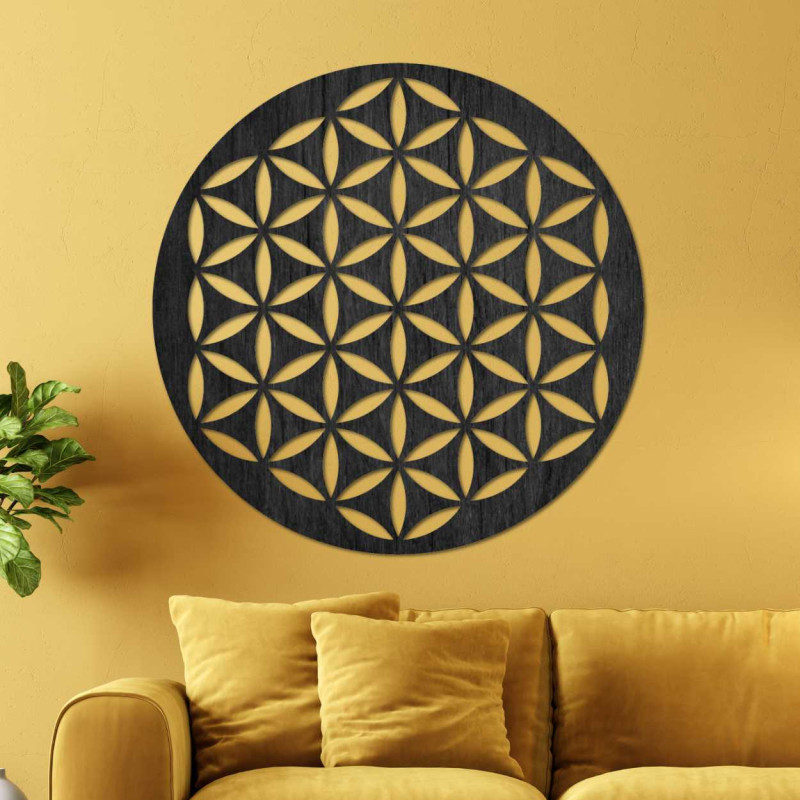 Decorațiune murală din lemn cu un model geometric de floarea vieții, expusă pe un perete deschis la culoare.
