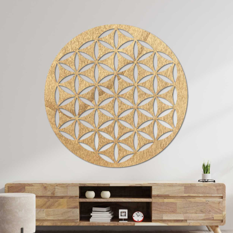 Decorațiune murală din lemn cu un model geometric de floarea vieții, expusă pe un perete deschis la culoare.