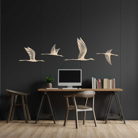 Compoziție decorativă de păsări zburătoare cu detalii sculptate delicate