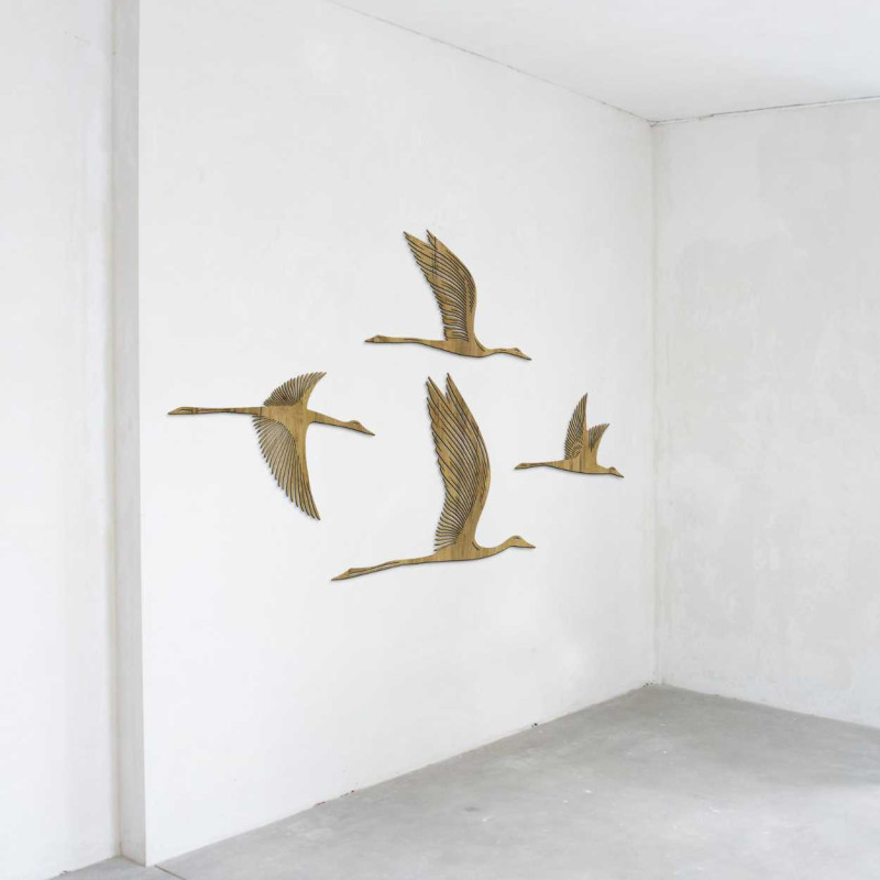 Motiv din lemn cu patru păsări care zboară spre dreapta