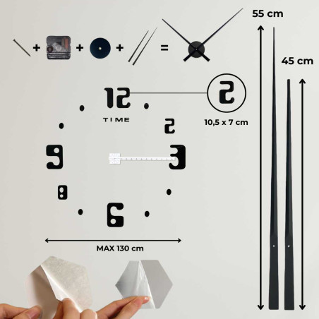 Ceas de perete elegant, cu ace argintii și cifre geometrice distinctive.
