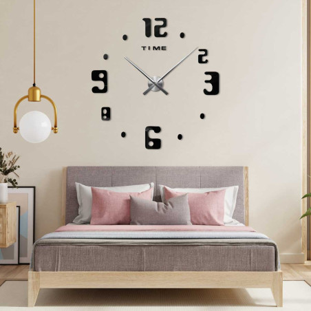 Ceas de perete cu inscripția TIME sub numărul doisprezece și un stil numeric modern.