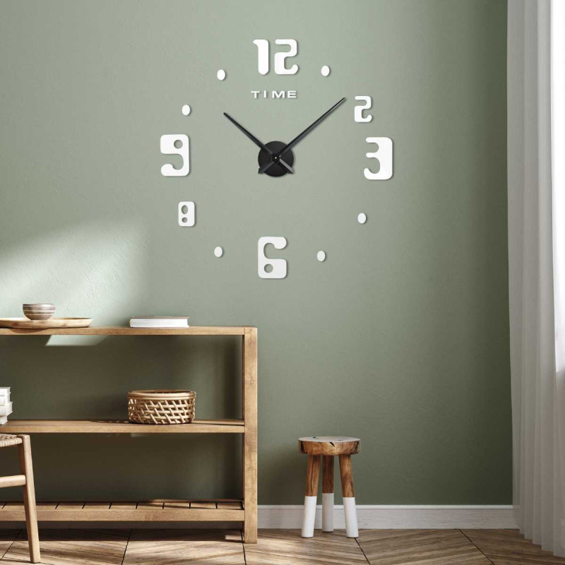 Ceas de perete cu inscripția TIME sub numărul doisprezece și un stil numeric modern.