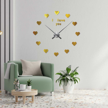 Ceas decorativ cu un design plin de inimioare și un mesaj romantic subtil în mijloc. Ceas decorativ cu un design plin de inimioare și un mesaj romantic subtil în mijloc.