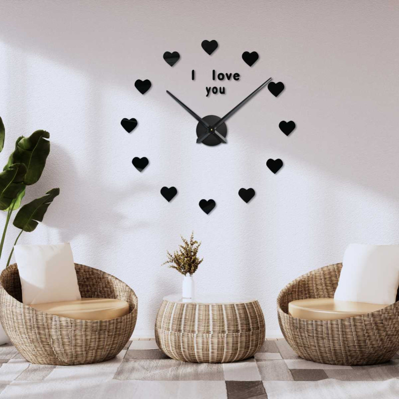 Ceas de perete romantic cu inimioare în loc de cifre și inscripția „Te iubesc” în partea de sus a cadranului.
