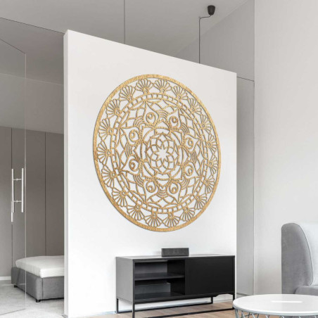 Decor circular sculptat detaliat, cu conexiuni delicate și aranjament simetric.