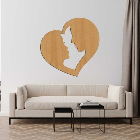 Profilul unui bărbat și al unei femei sculptate delicat într-o ramă în formă de inimă, ca simbol al uniunii.