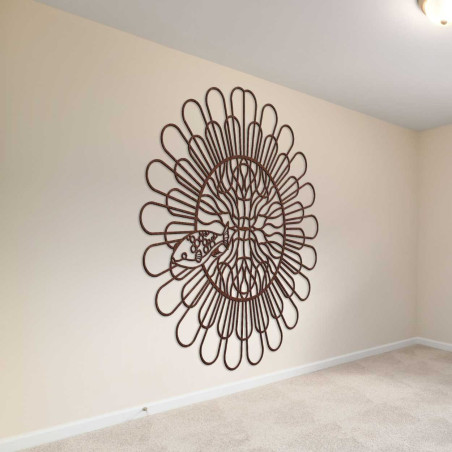 Un perete decorativ cu un model circular din lemn care seamănă cu o floare sau cu soarele, completat de un pește.