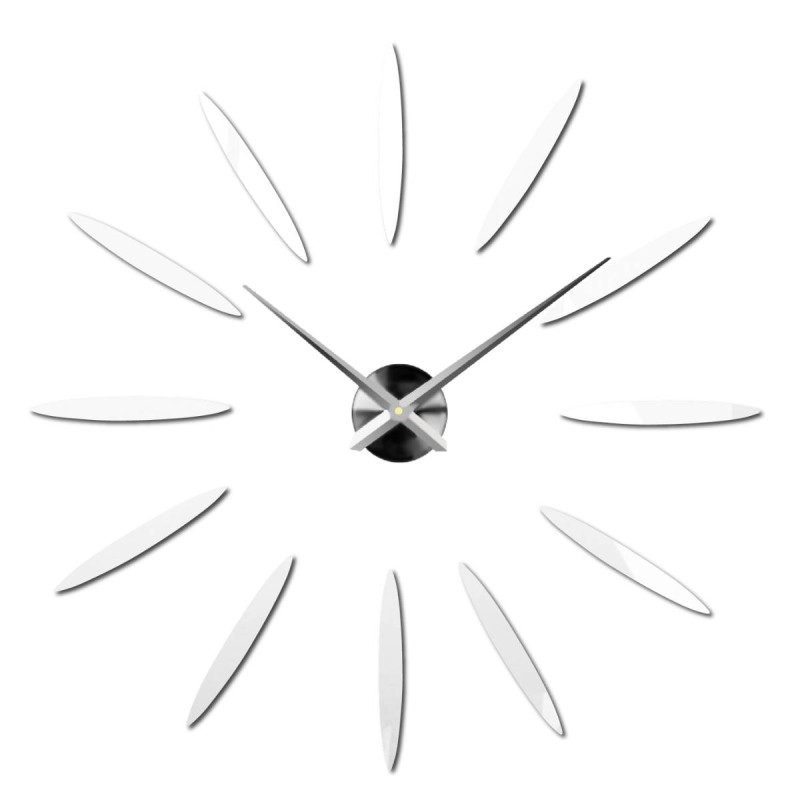 Un ceas plasat creativ care creează un efect de rază de soare folosind elemente aurii.