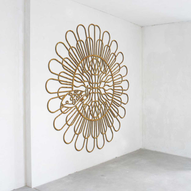 Decorațiune murală modernă cu curbe delicate și un design abstract central.