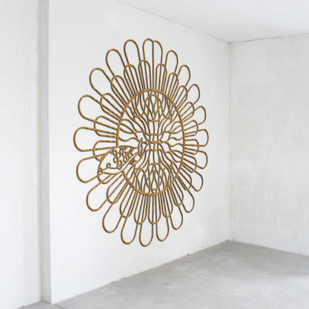 Un element de perete de design cu model floral, realizat din material natural. Un element de perete de design cu model floral, realizat din material natural.