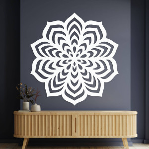 Decorațiune din lemn cu o formă circulară elaborată și decupaje delicate.