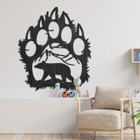 Motiv decorativ negru cu amprentă de urs, cu urs sculptat și mediu montan - contrast impresionant de forme.