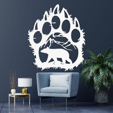 Contur alb al unei urme de urs ca o ramă ce ascunde un mediu forestier liniștit cu un urs singuratic.