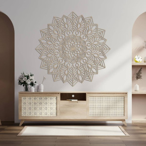 Decorațiune inspirată din forme naturale și geometrice într-o compoziție armonioasă.