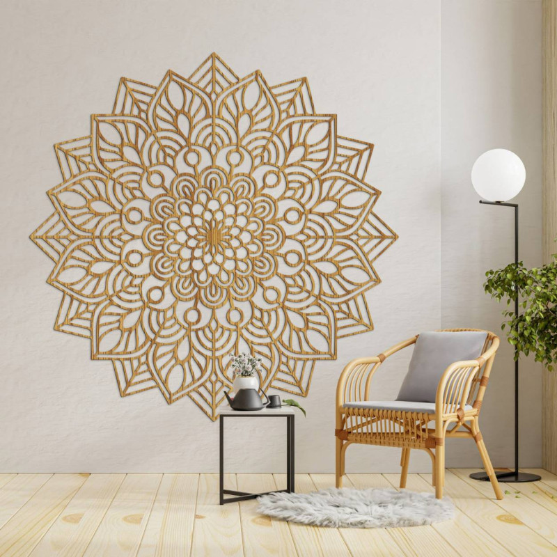 Decorațiune inspirată din forme naturale și geometrice într-o compoziție armonioasă.