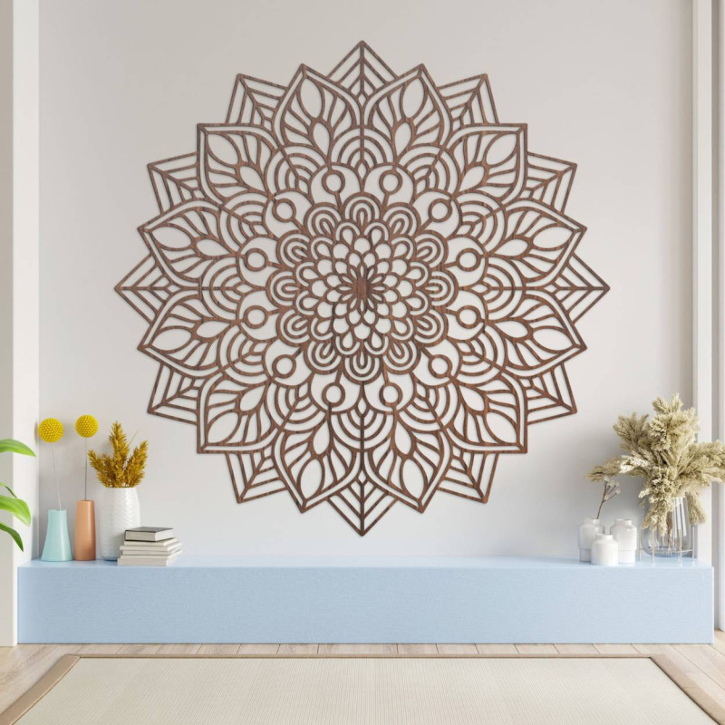 Decor mandala cu detalii fine și un motiv central concentrat.