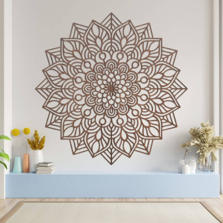 Decor mandala cu detalii fine și un motiv central concentrat.