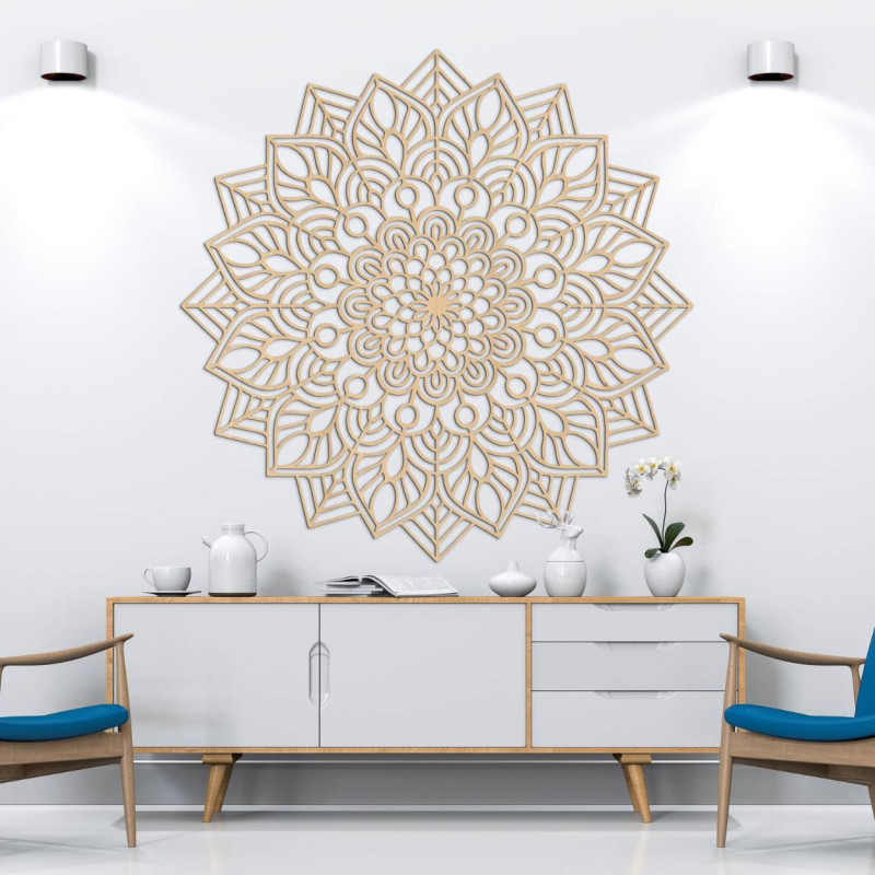 Decorațiune murală detaliată cu motiv mandala compus din modele regulate.