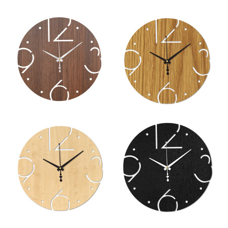Ceas decorativ cu funcționare silențioasă și cifre sculptate pe o bază din lemn deschis la culoare. Ceas decorativ cu funcționare silențioasă și cifre sculptate pe o bază din lemn deschis la culoare.