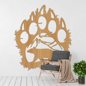 O vedere de aproape a unui motiv natural reprezentând un urs și munți în interiorul unei labe mari de lemn. 2