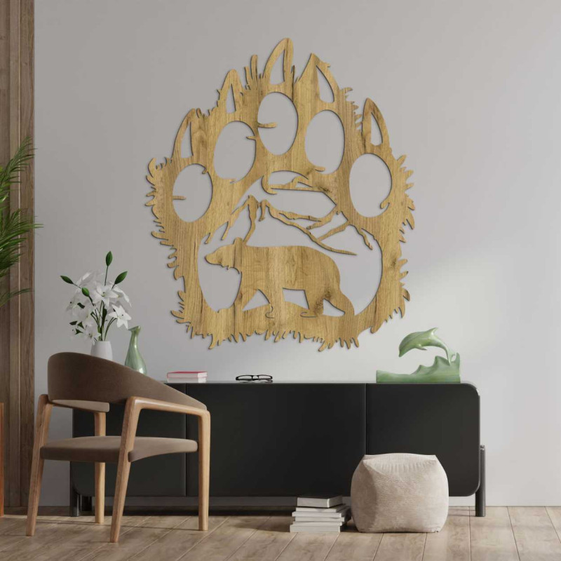 O vedere de aproape a unui motiv natural reprezentând un urs și munți în interiorul unei labe mari de lemn.