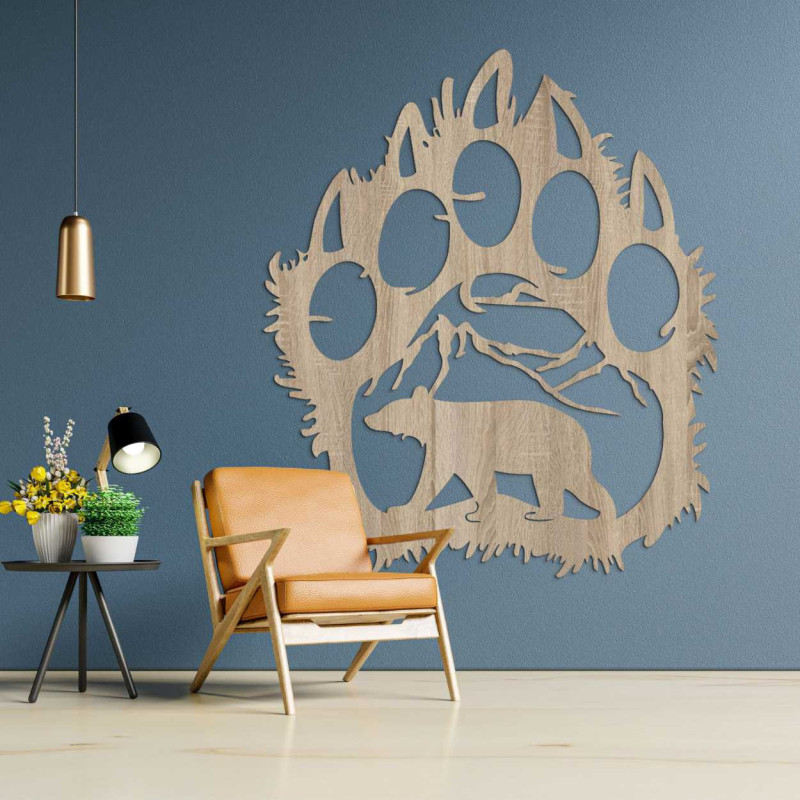O vedere de aproape a unui motiv natural reprezentând un urs și munți în interiorul unei labe mari de lemn.