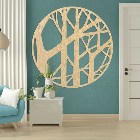 Ornament circular din lemn atârnat deasupra unei comode din lemn